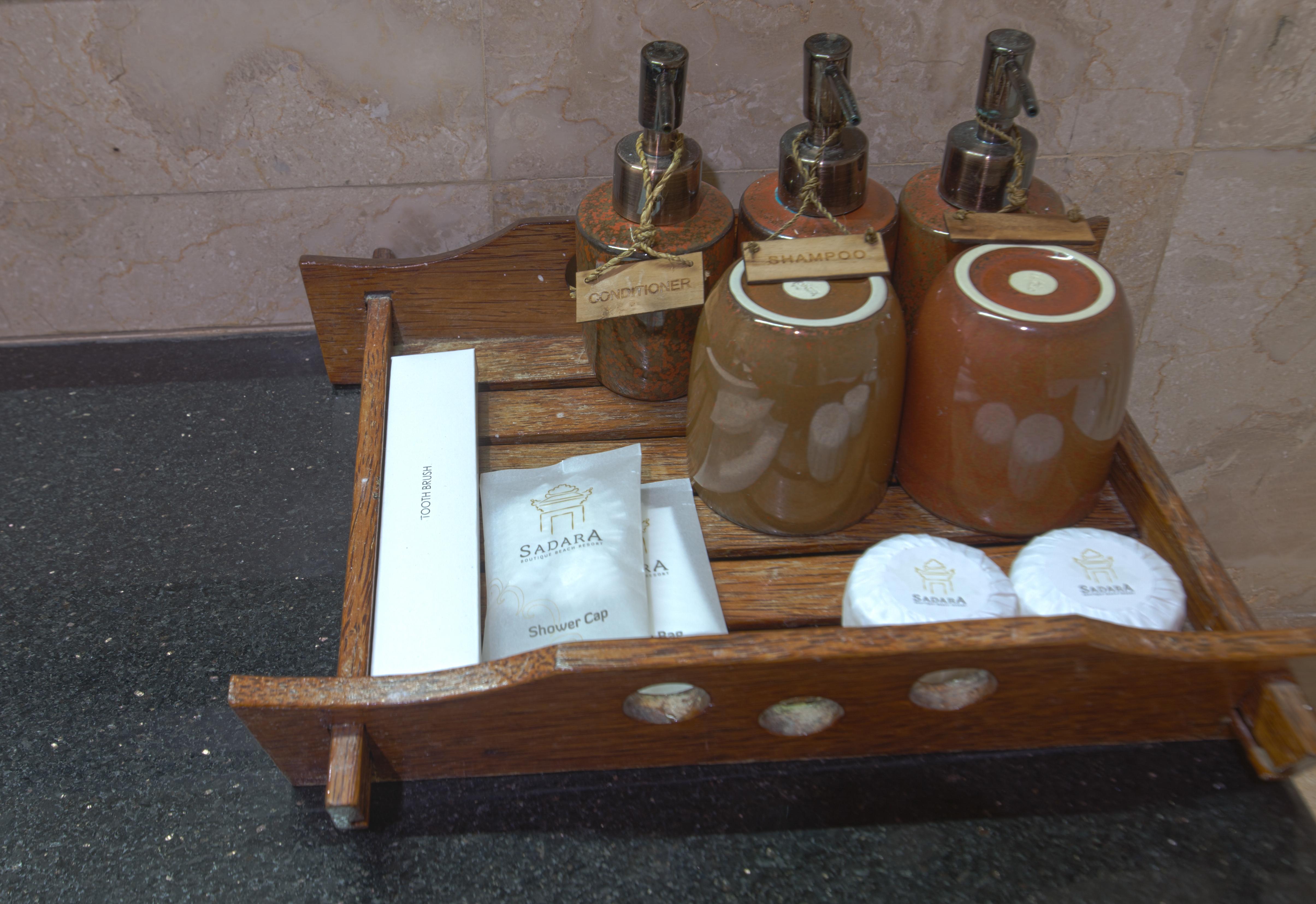 ซาดารา บูทิก บีช รีสอร์ต Hotel นูซาดูอา ภายนอก รูปภาพ Soap and shampoo dispensers in a hotel bathroom