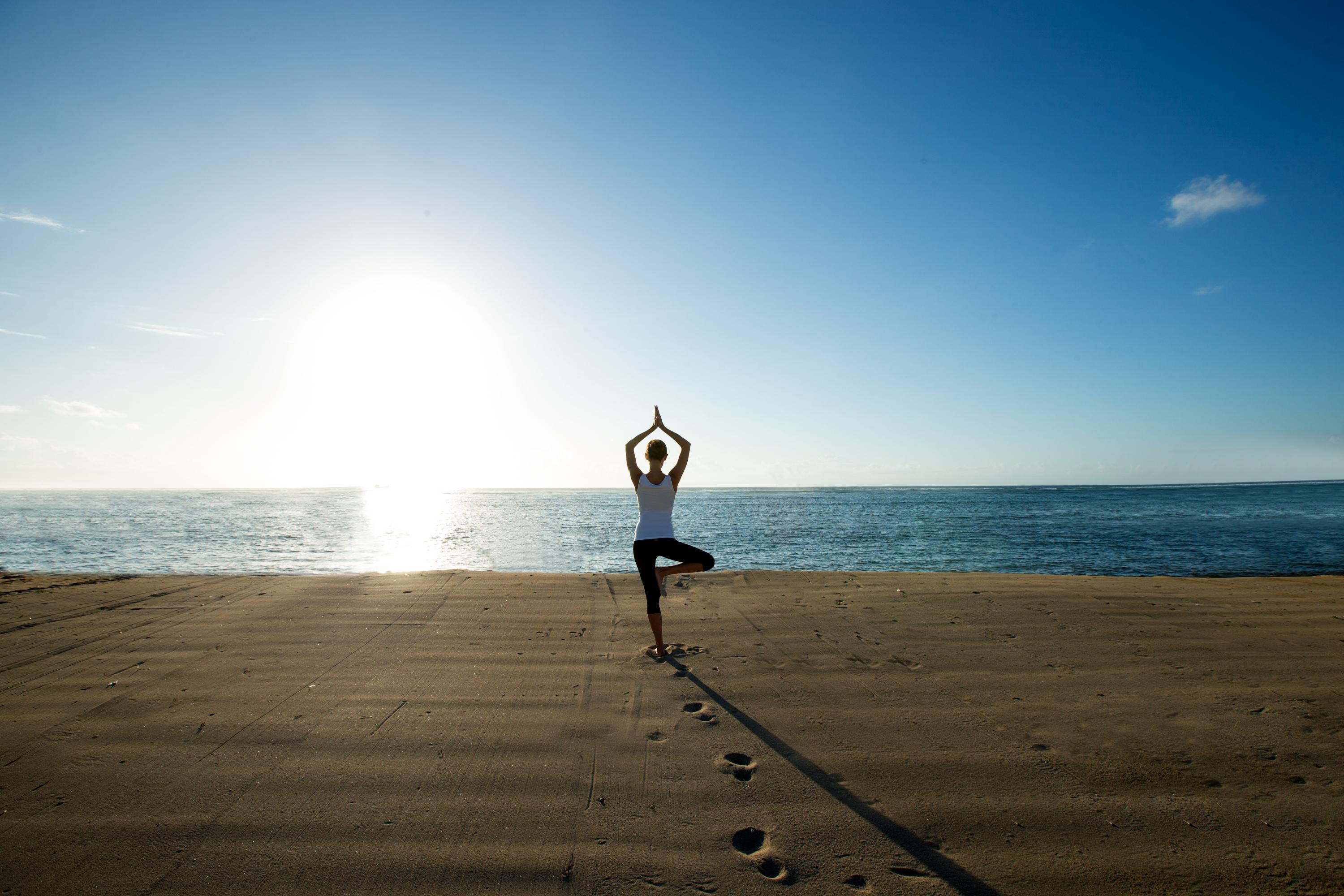 ซาดารา บูทิก บีช รีสอร์ต Hotel นูซาดูอา ภายนอก รูปภาพ A person practicing yoga