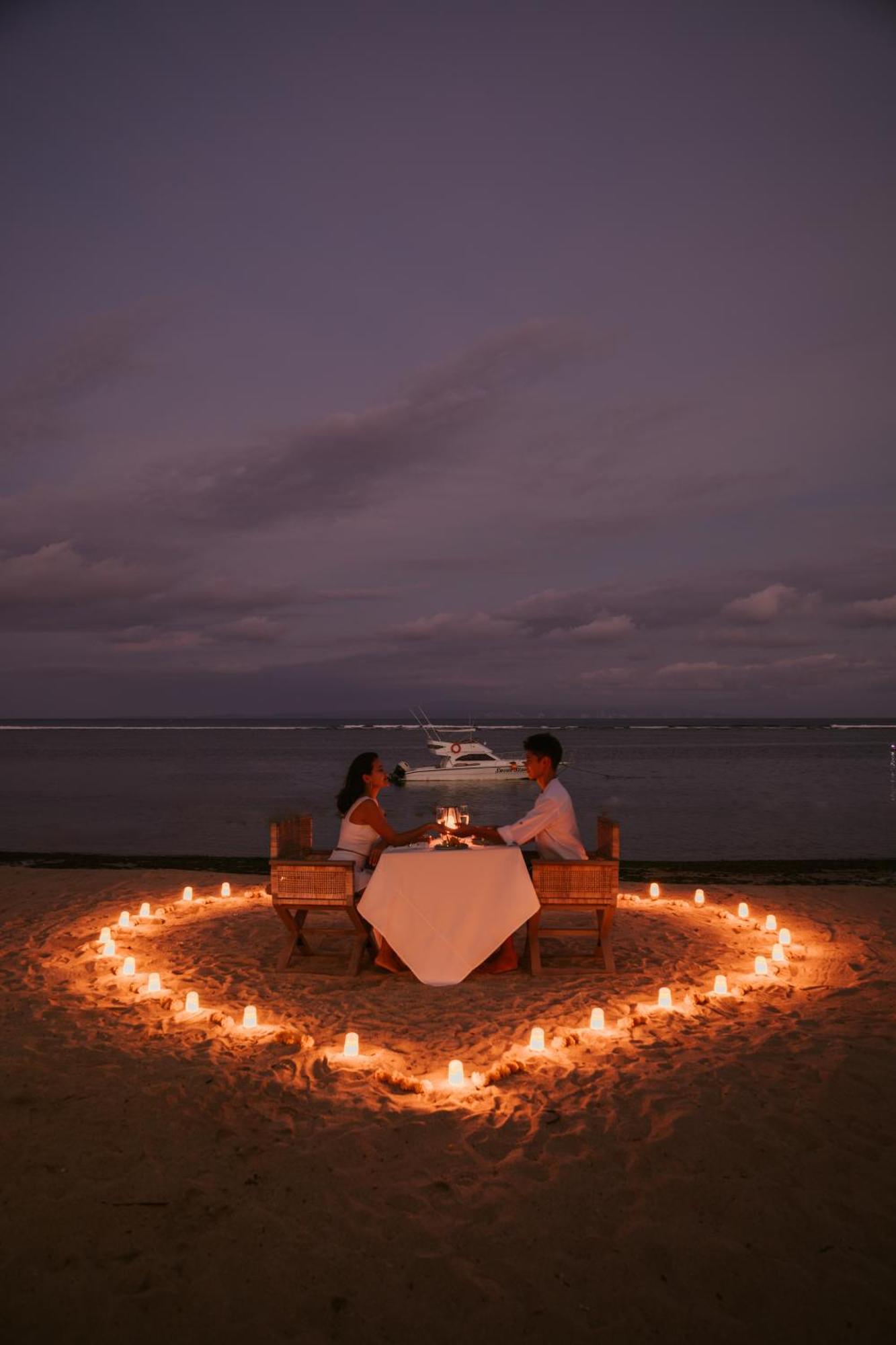 ซาดารา บูทิก บีช รีสอร์ต Hotel นูซาดูอา ภายนอก รูปภาพ A couple dining on a beach at night