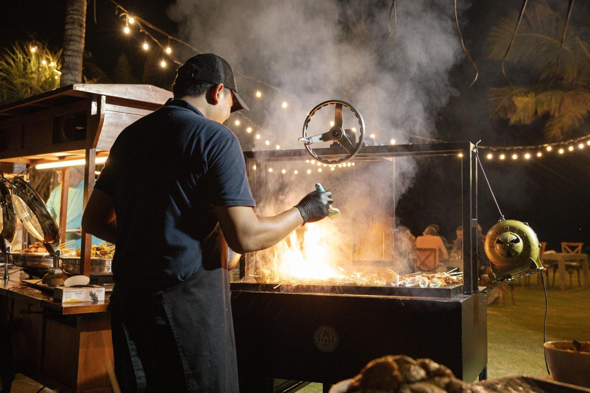 ซาดารา บูทิก บีช รีสอร์ต Hotel นูซาดูอา ภายนอก รูปภาพ A chef cooking over a wood-burning grill